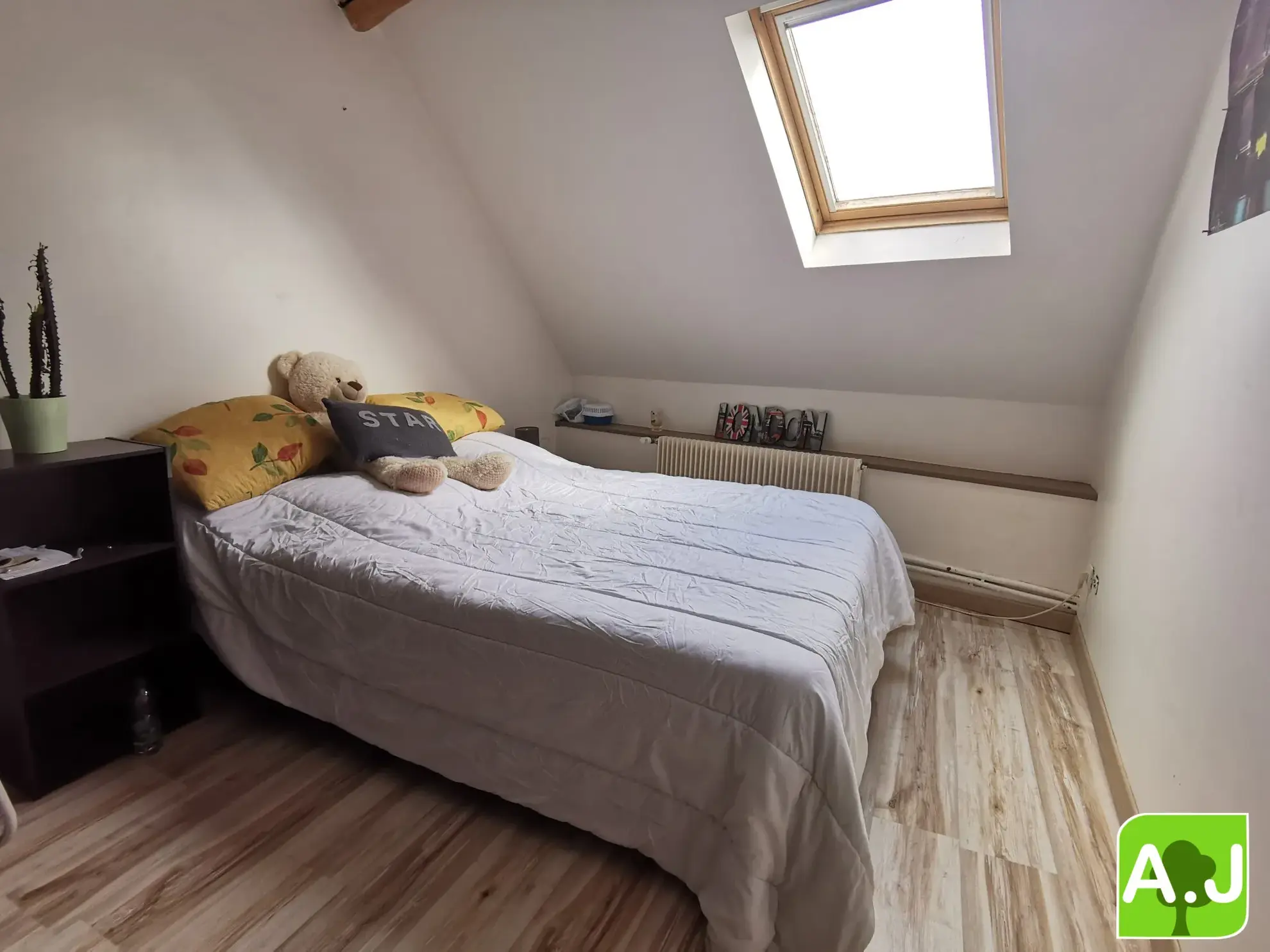 Jolie maison avec jardin à Bréval, proche commerces, 3 chambres, terrain clos, idéalement située 