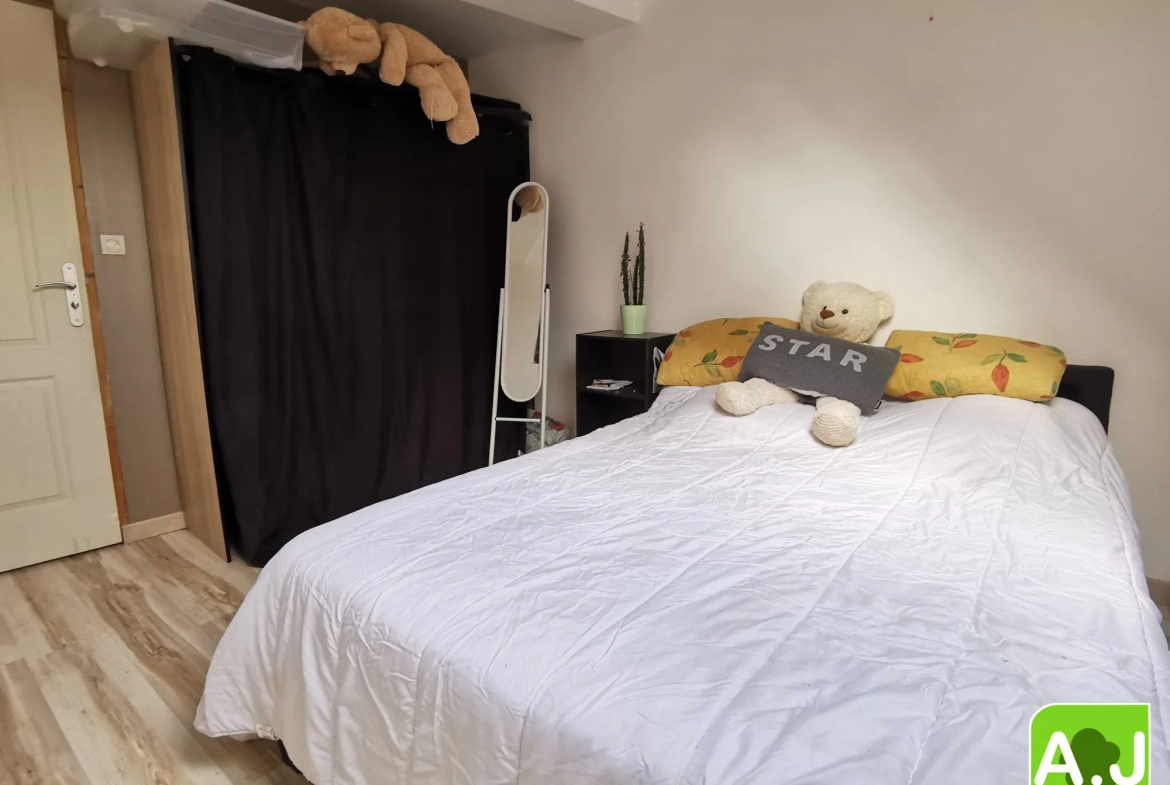 Jolie maison avec jardin à Bréval, proche commerces, 3 chambres, terrain clos, idéalement située 