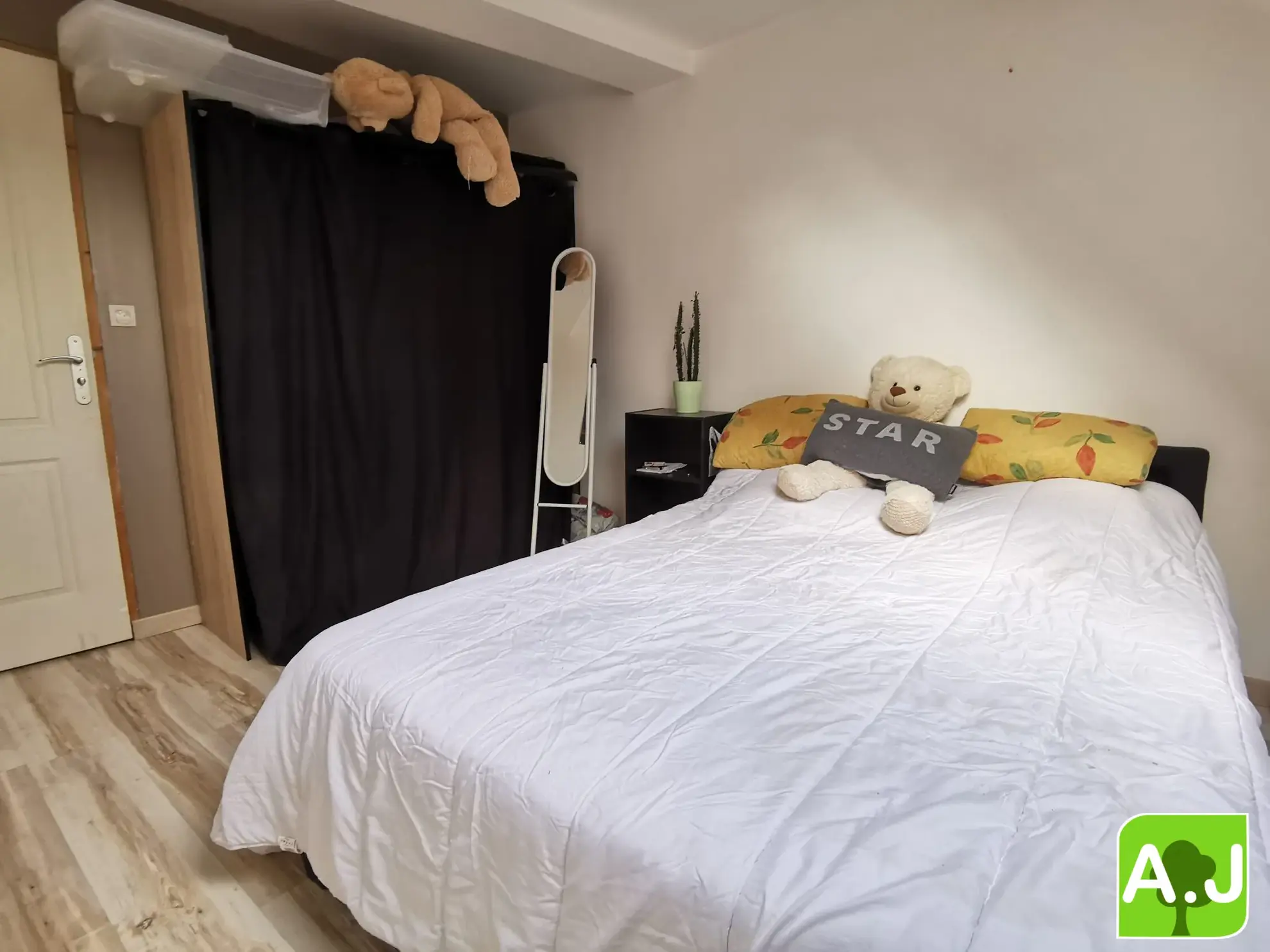 Jolie maison avec jardin à Bréval, proche commerces, 3 chambres, terrain clos, idéalement située 