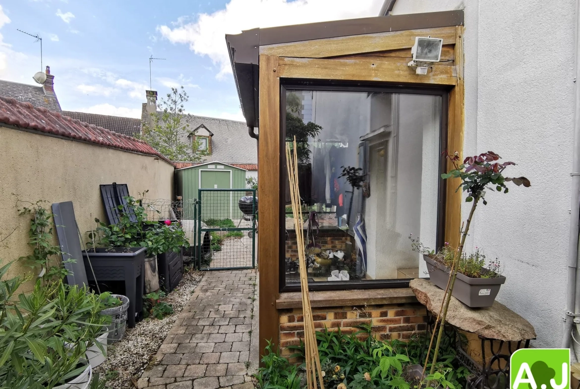 Jolie maison avec jardin à Bréval, proche commerces, 3 chambres, terrain clos, idéalement située 