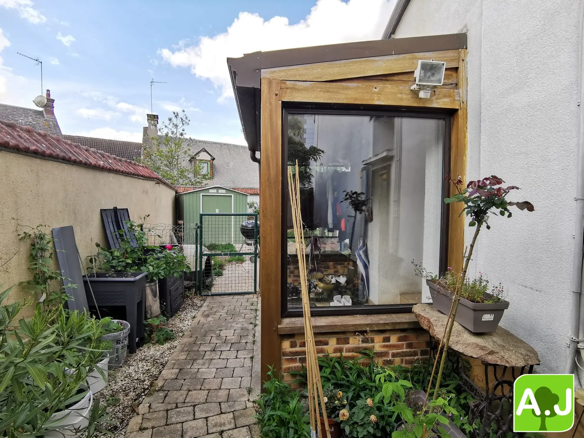 Jolie maison avec jardin à Bréval, proche commerces, 3 chambres, terrain clos, idéalement située 