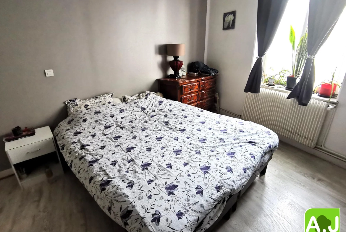 Jolie maison avec jardin à Bréval, proche commerces, 3 chambres, terrain clos, idéalement située 