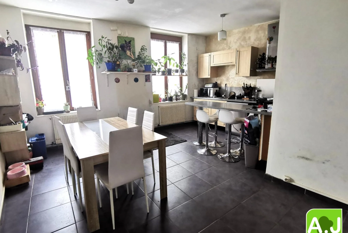 Jolie maison avec jardin à Bréval, proche commerces, 3 chambres, terrain clos, idéalement située 