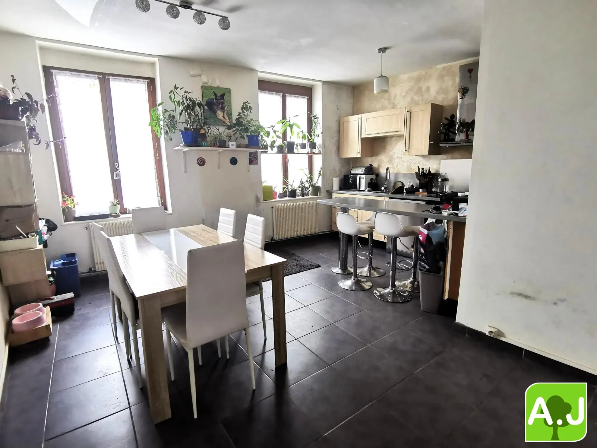 Jolie maison avec jardin à Bréval, proche commerces, 3 chambres, terrain clos, idéalement située 