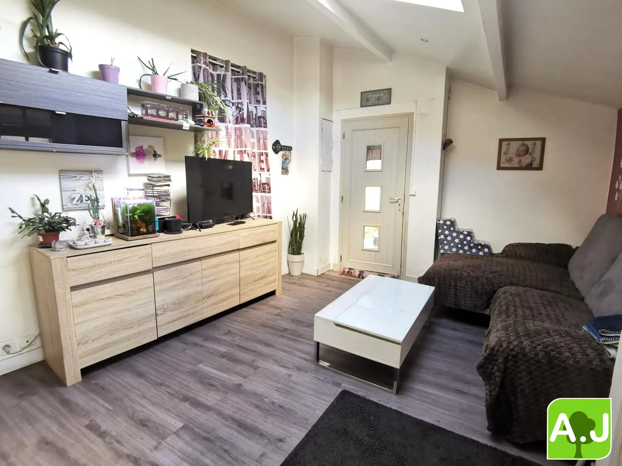 Jolie maison avec jardin à Bréval, proche commerces, 3 chambres, terrain clos, idéalement située 