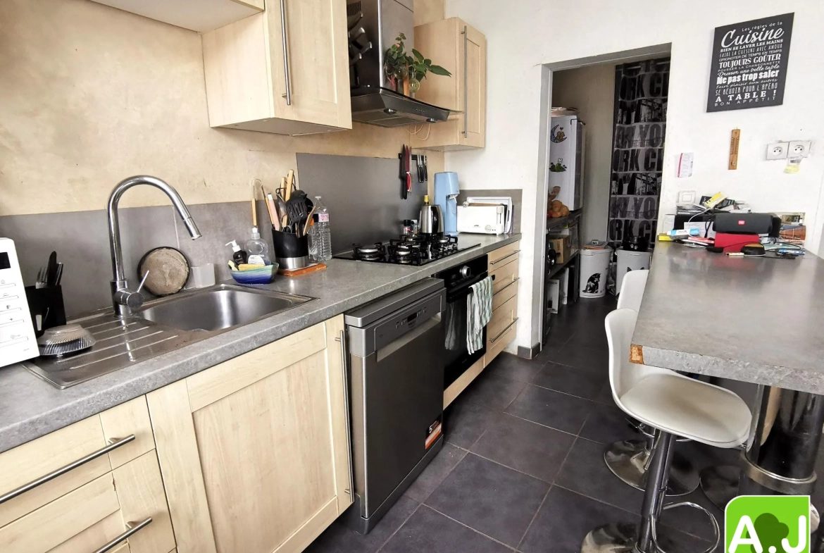 Jolie maison avec jardin à Bréval, proche commerces, 3 chambres, terrain clos, idéalement située 