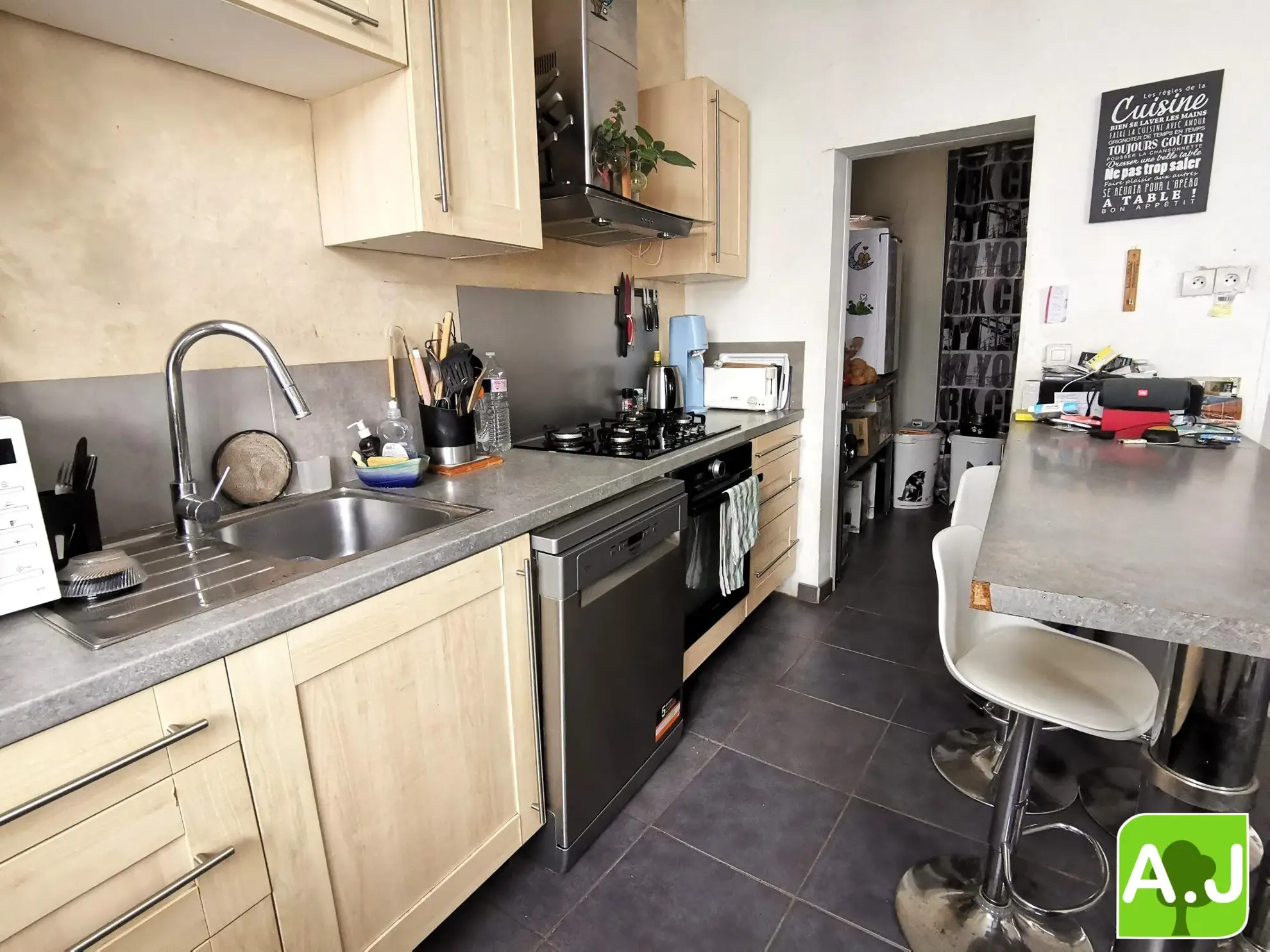 Jolie maison avec jardin à Bréval, proche commerces, 3 chambres, terrain clos, idéalement située 