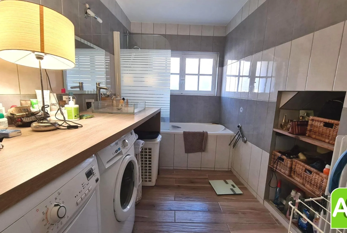 sale de bain rdc Jolie maison avec jardin à Bréval, proche commerces, 3 chambres, terrain clos, idéalement située 
