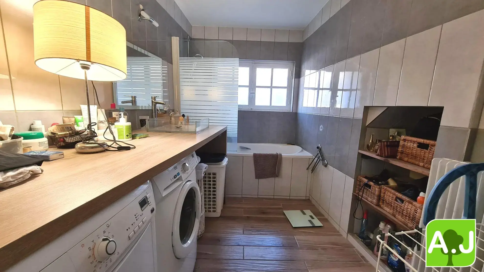 sale de bain rdc Jolie maison avec jardin à Bréval, proche commerces, 3 chambres, terrain clos, idéalement située 
