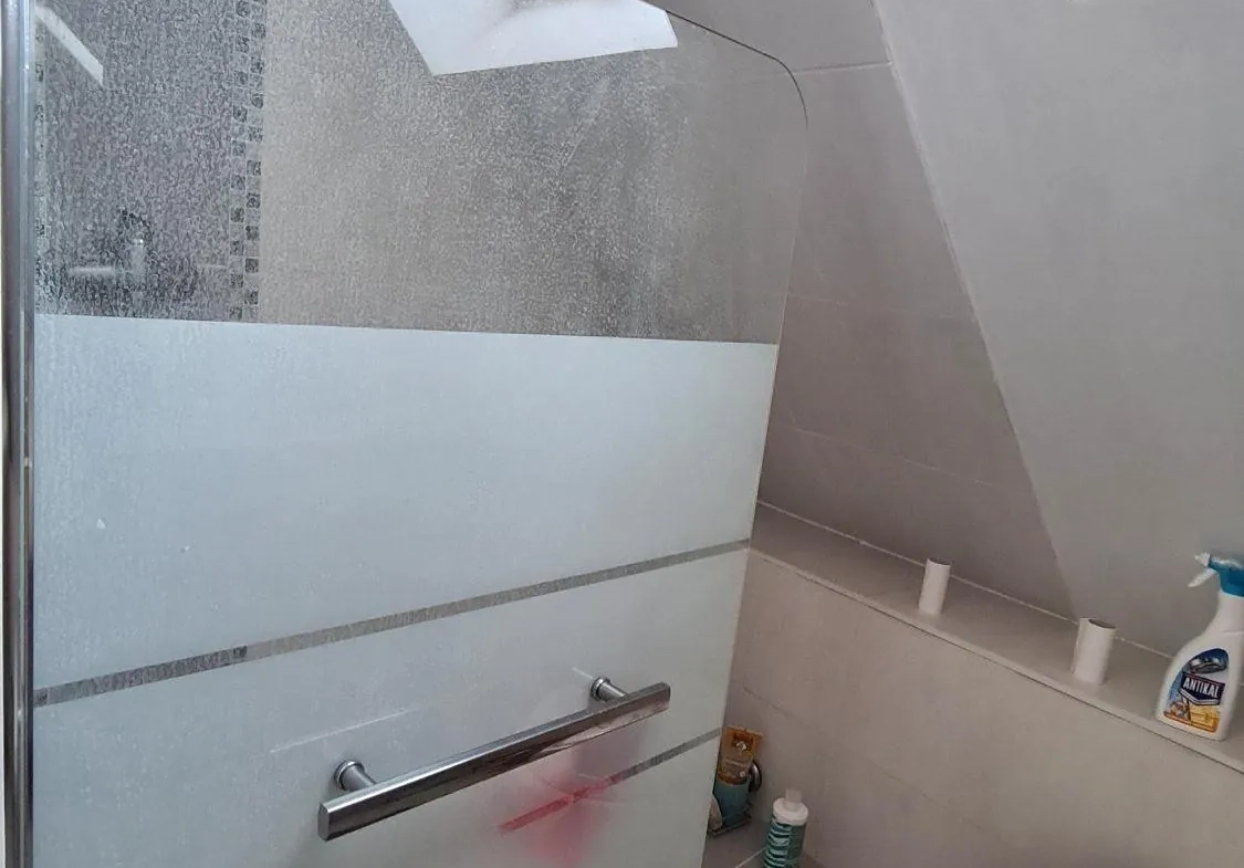 salle de douche Jolie maison avec jardin à Bréval, proche commerces, 3 chambres, terrain clos, idéalement située 