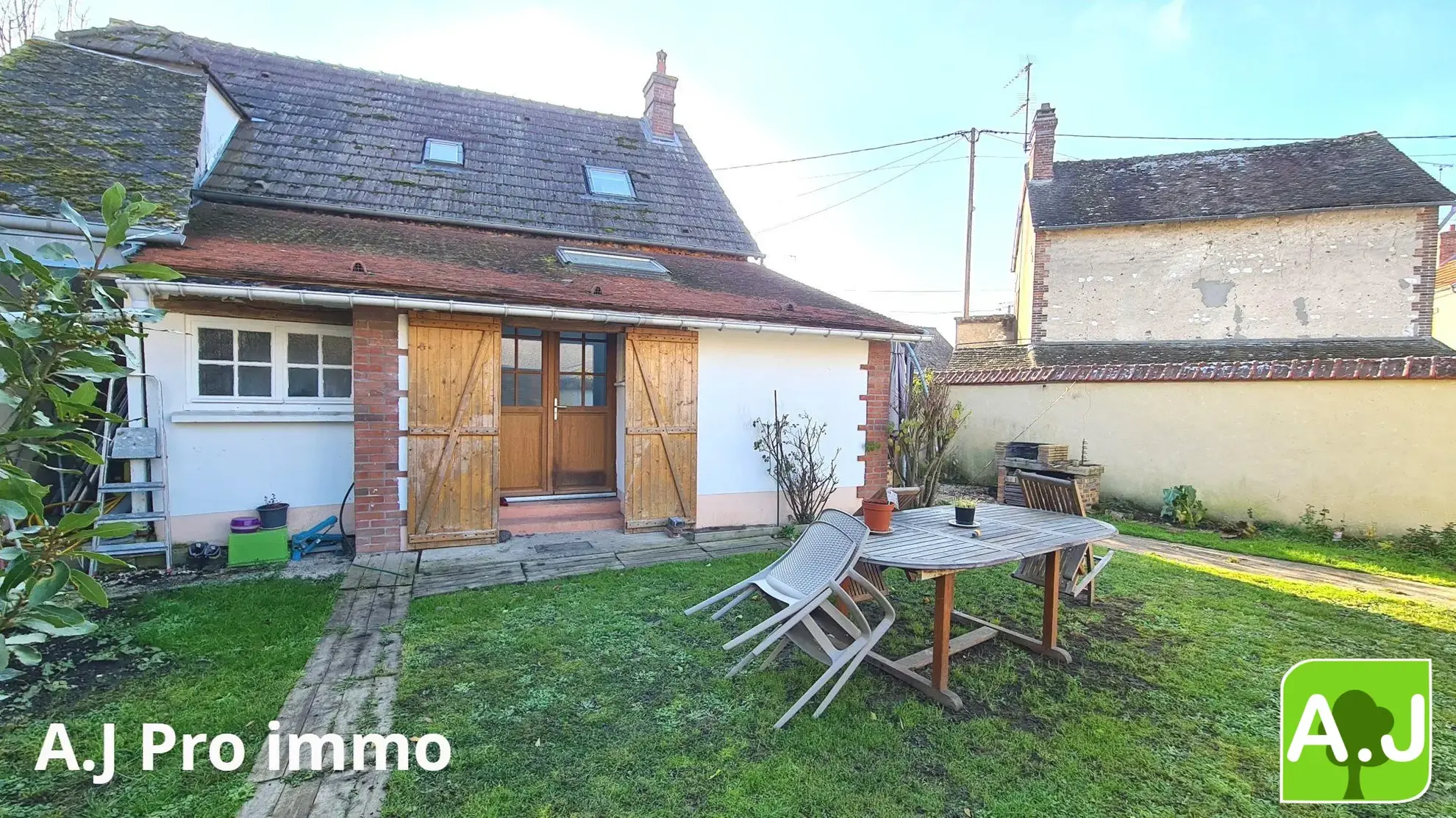 façade arrière Jolie maison avec jardin à Bréval, proche commerces, 3 chambres, terrain clos, idéalement située 