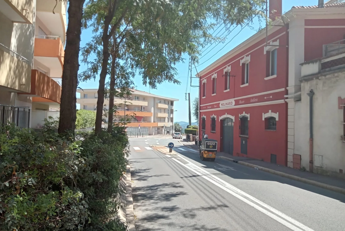 Garage 12,5 m² à vendre à Grasse proche du centre 