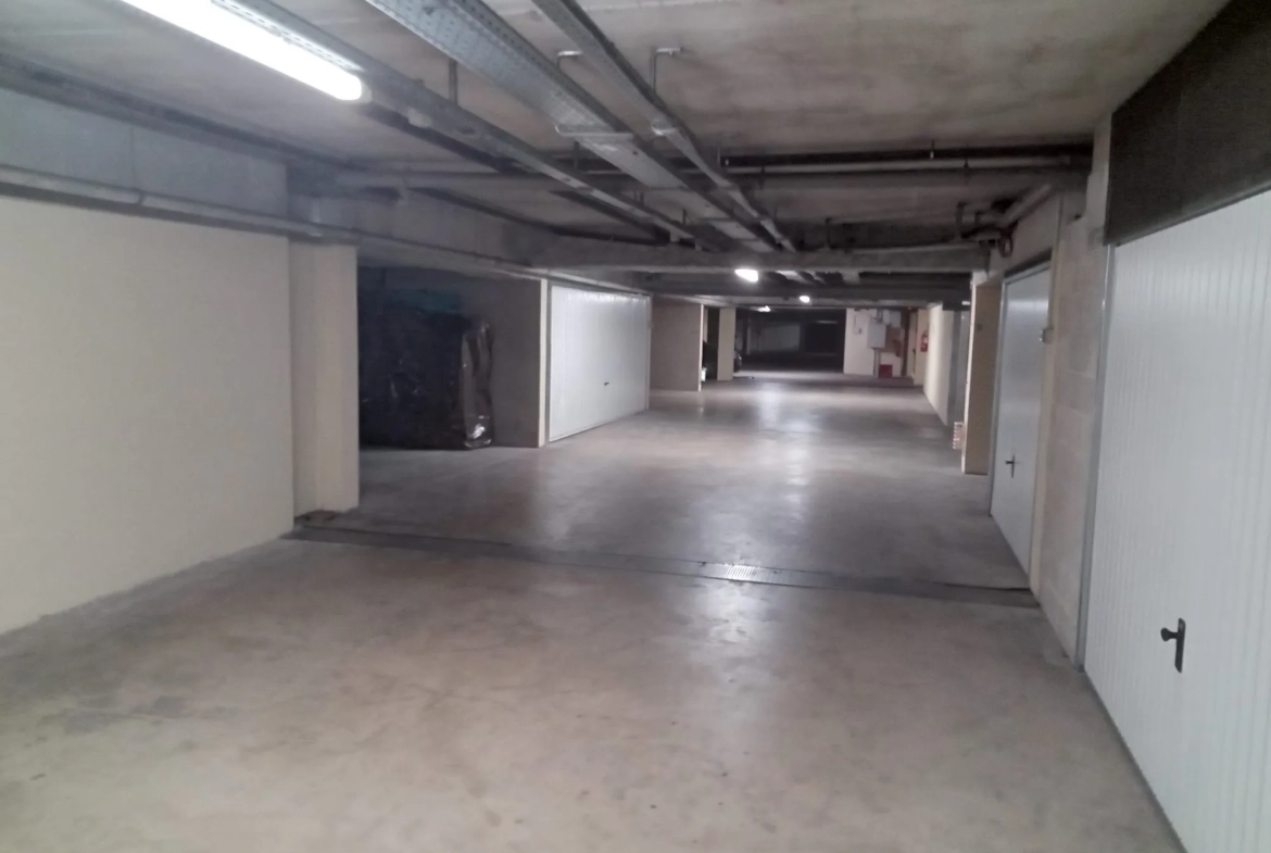 Garage 12,5 m² à vendre à Grasse proche du centre 