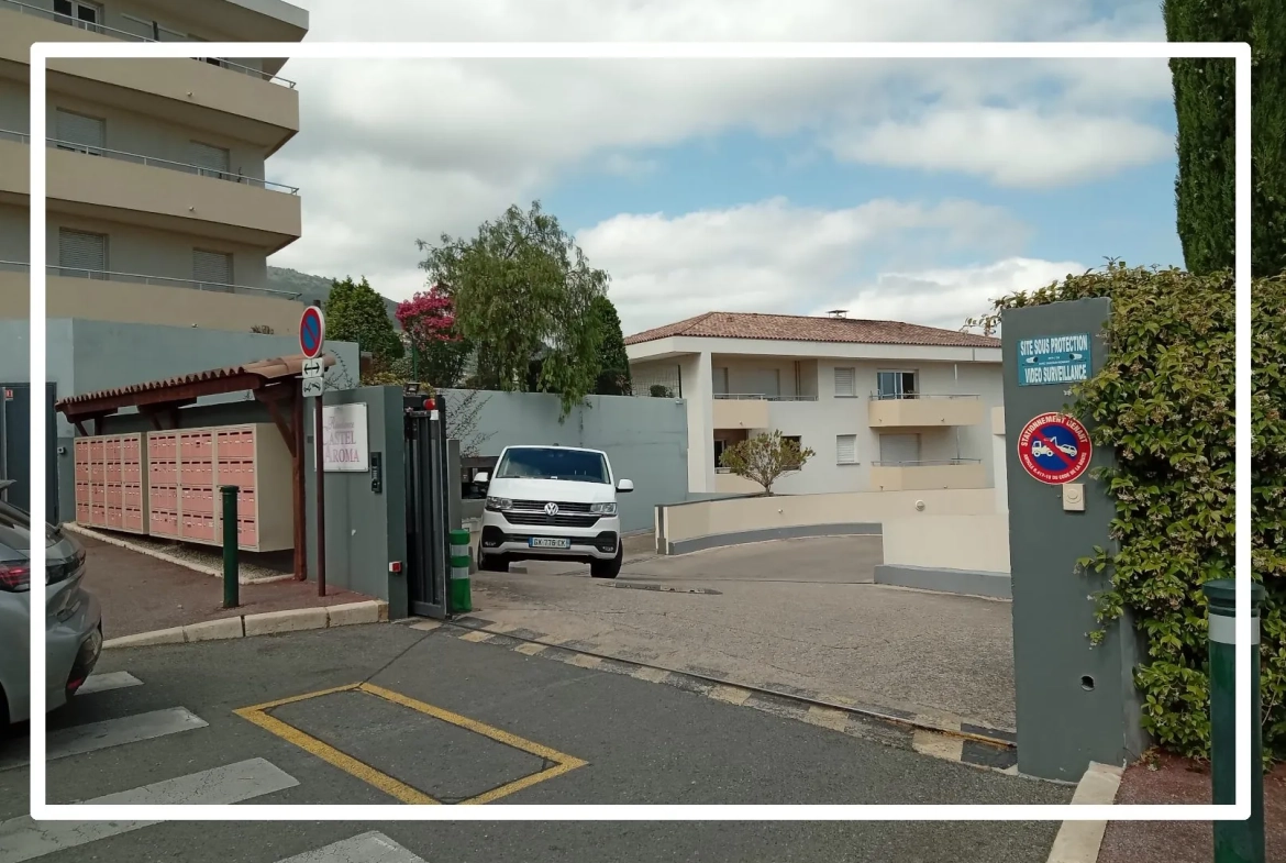 Garage 12,5 m² à vendre à Grasse proche du centre 