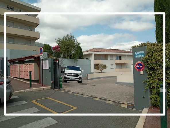 Garage 12,5 m² à vendre à Grasse proche du centre