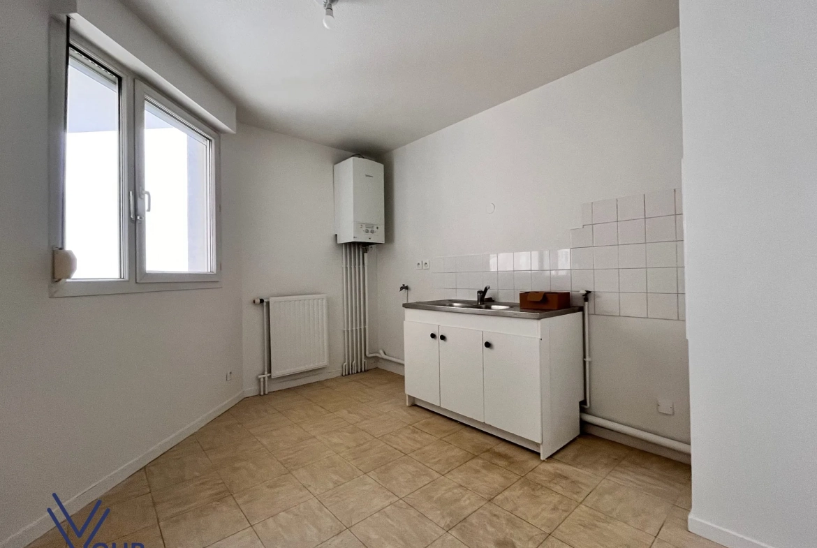 Bel appartement T3 avec balcon à Bron – Proximité transport et commodités 