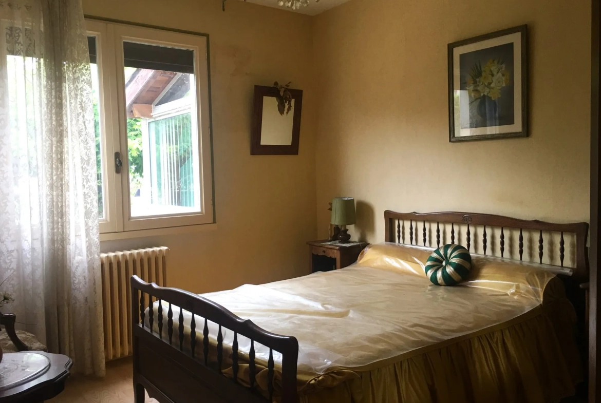 Maison à vendre à Saint-Pierre-de-Bat avec véranda, jardin et garage 