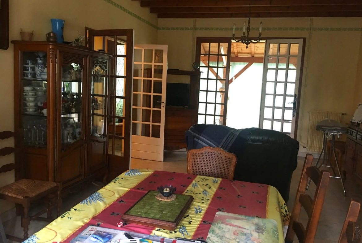 Maison à vendre à Saint-Pierre-de-Bat avec véranda, jardin et garage 