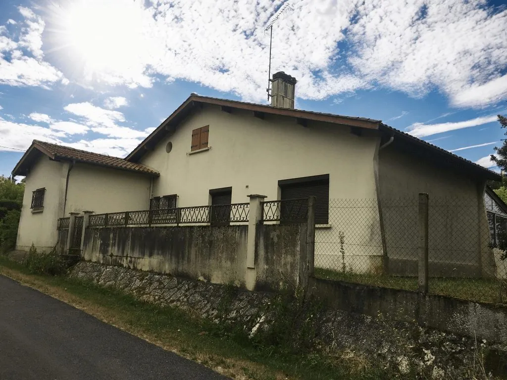 Maison à vendre à Saint-Pierre-de-Bat avec véranda, jardin et garage 