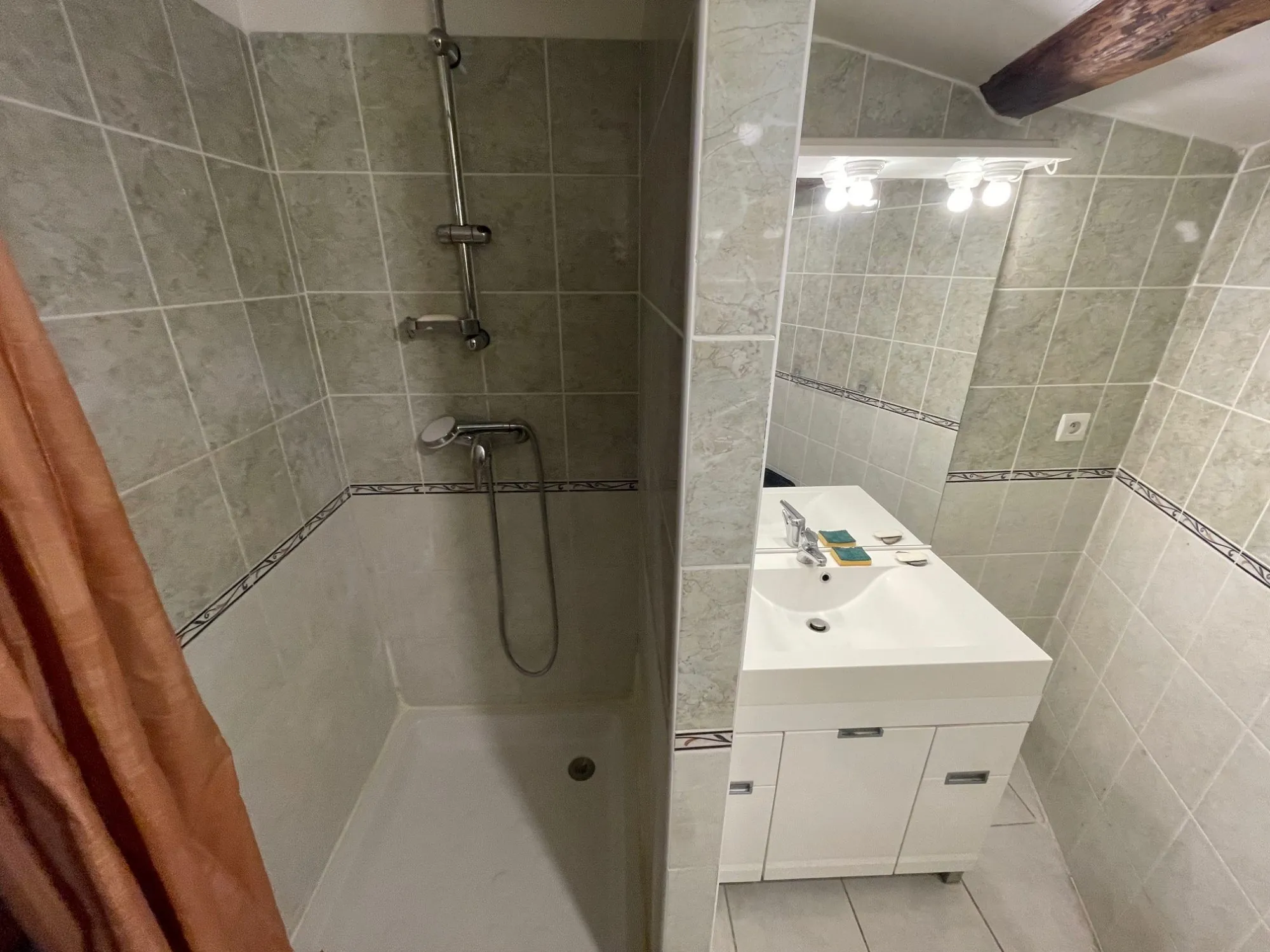 SALLE D EAU Appartement T2 à Nébian idéal investisseur ou premier achat 