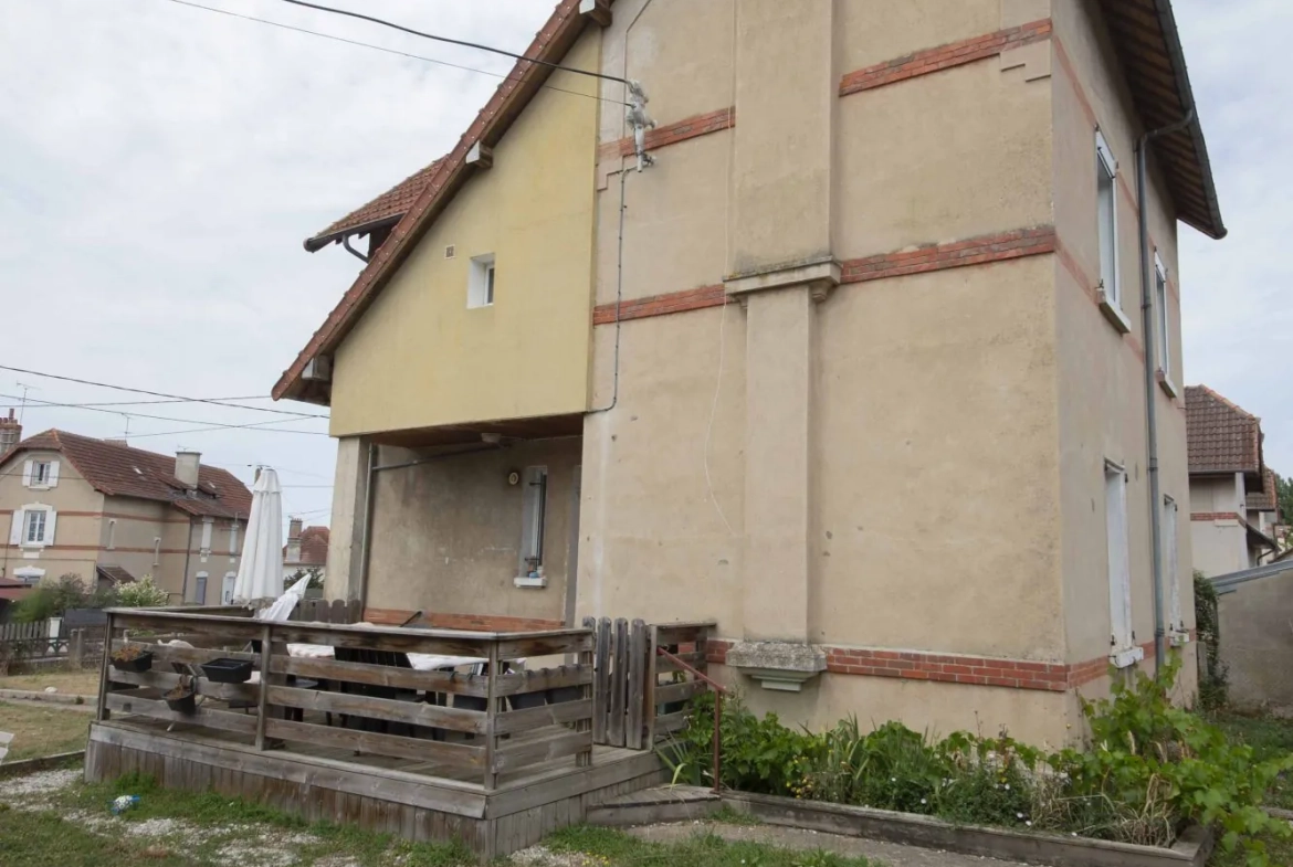 Maison à vendre à Imphy de 98 m² avec 2 appartements, terrasse et garage 