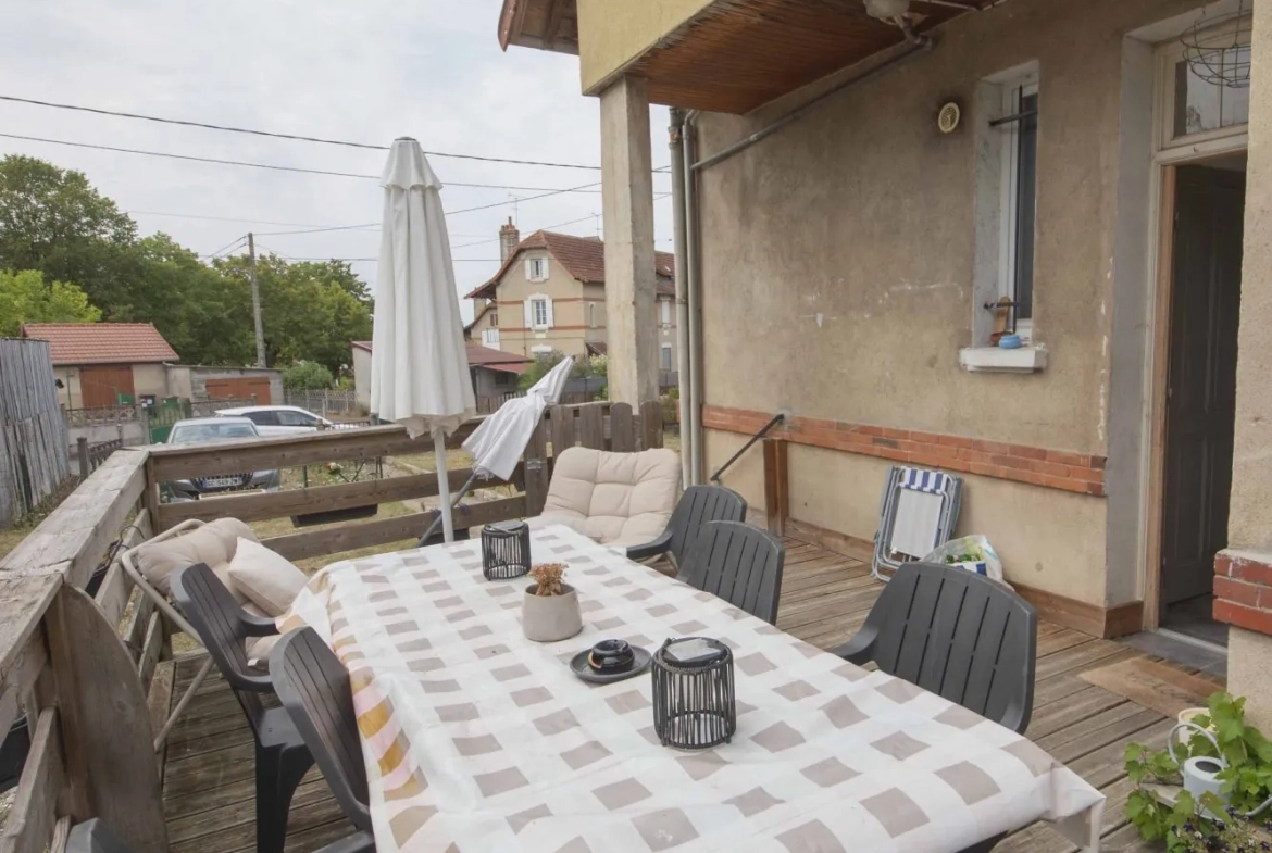 Maison à vendre à Imphy de 98 m² avec 2 appartements, terrasse et garage 