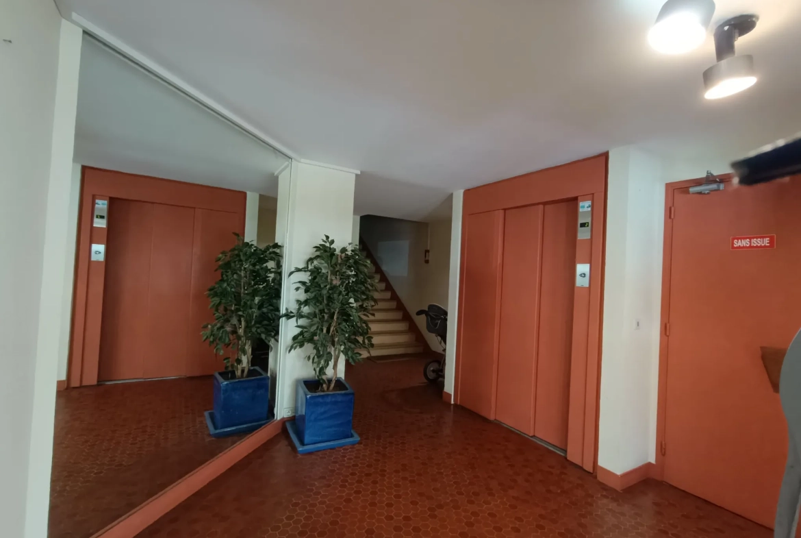 Appartement T1 avec vue dégagée, parking privé et cave à Royan 