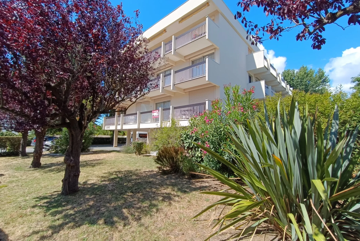 Appartement T1 avec vue dégagée, parking privé et cave à Royan 