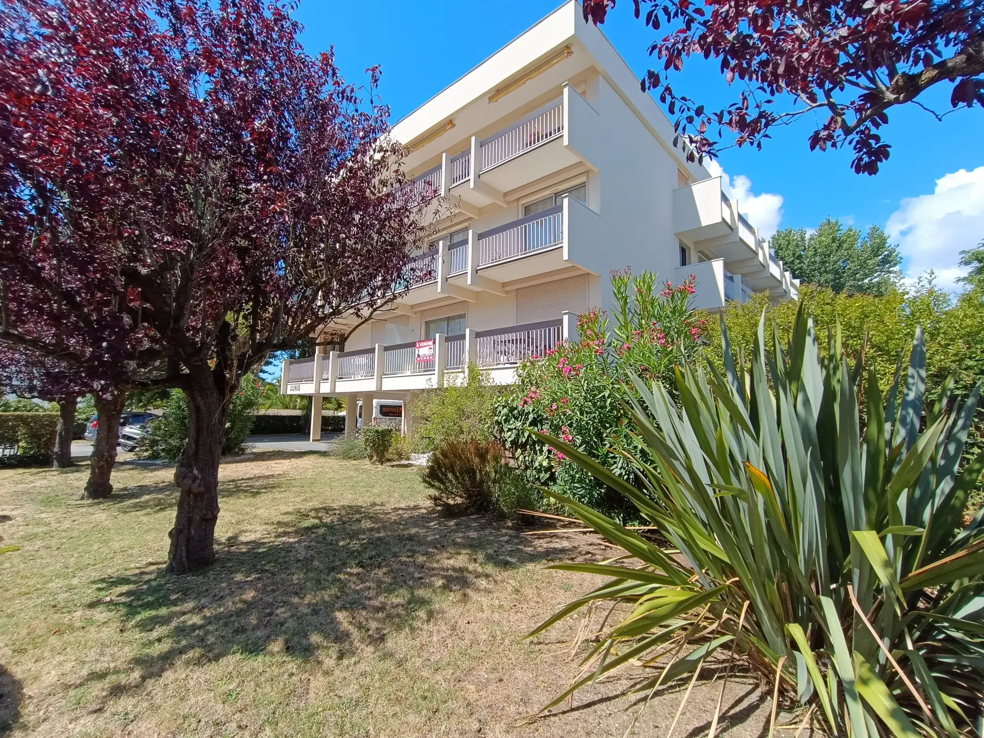 Appartement T1 avec vue dégagée, parking privé et cave à Royan 