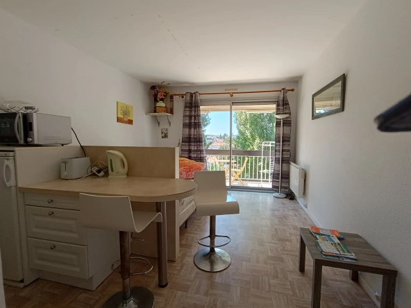 Appartement T1 avec vue dégagée, parking privé et cave à Royan
