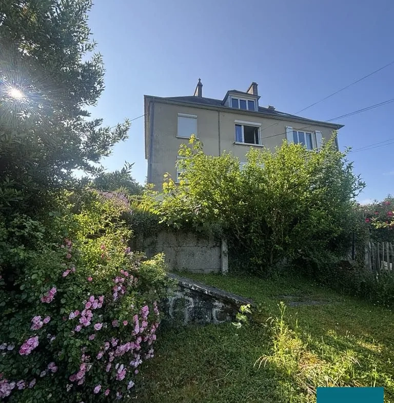Maison de ville avec jardin et dépendance à Cours, 130 m² 