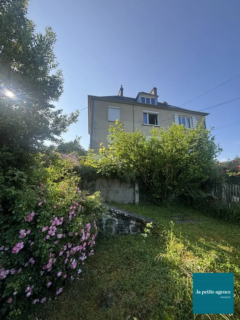 Maison de ville avec jardin et dépendance à Cours, 130 m² 
