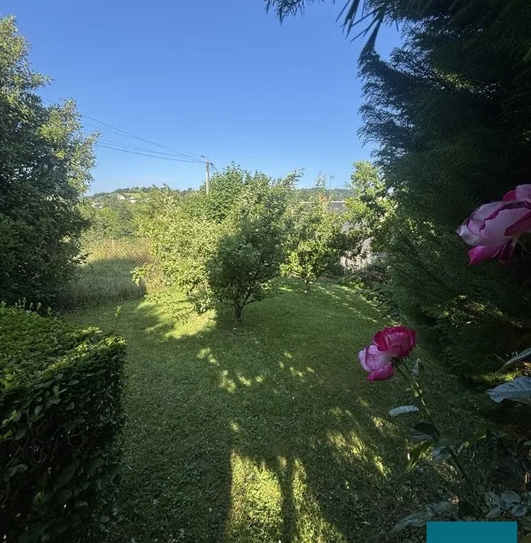 Maison de ville avec jardin et dépendance à Cours, 130 m² 