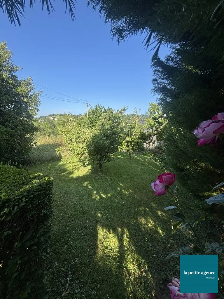 Maison de ville avec jardin et dépendance à Cours, 130 m² 