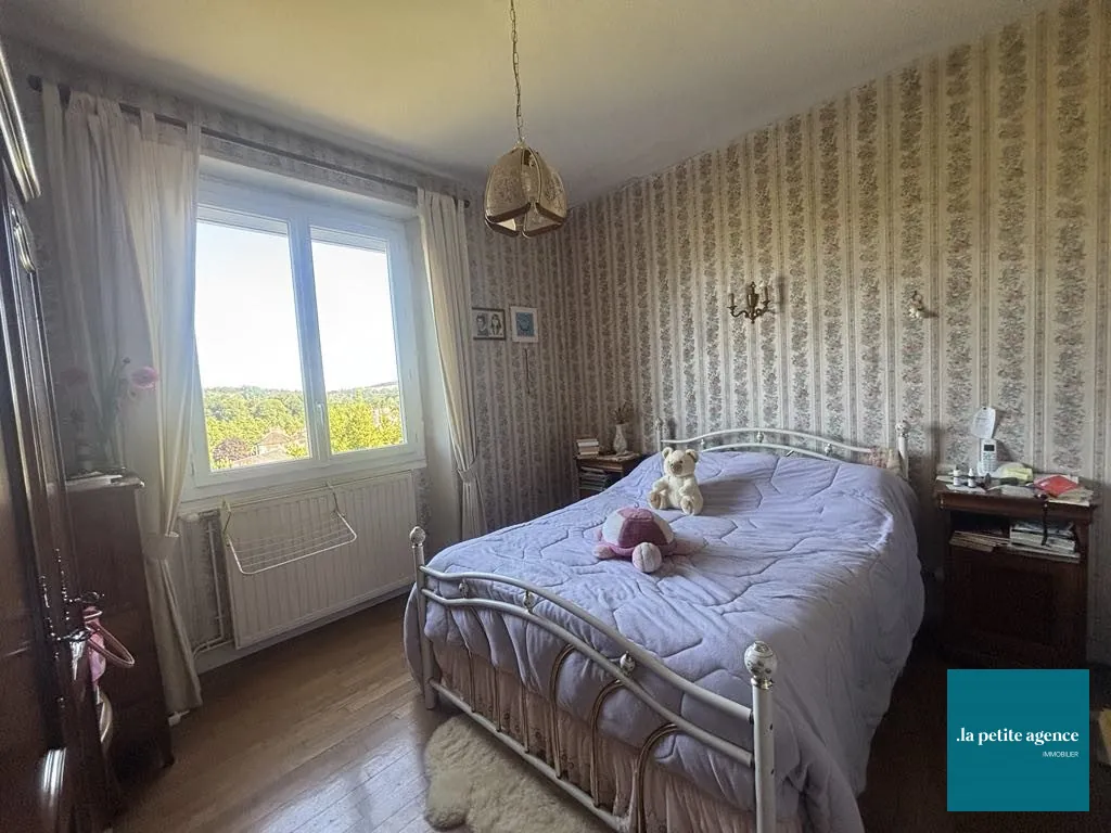 Maison de ville avec jardin et dépendance à Cours, 130 m² 
