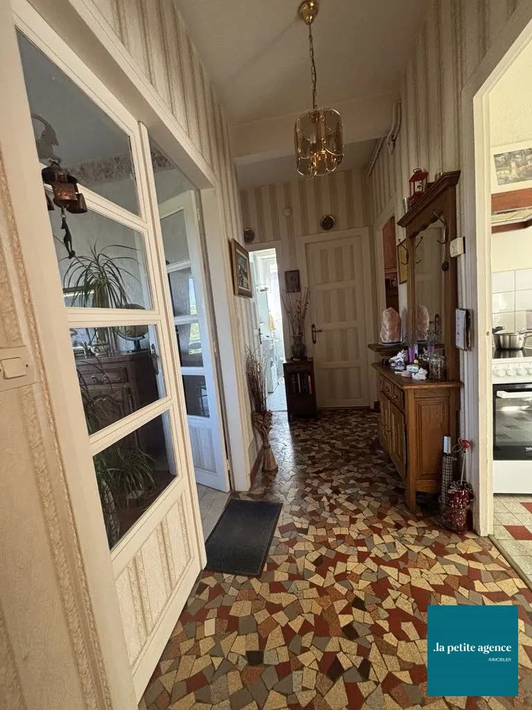 Maison de ville avec jardin et dépendance à Cours, 130 m² 
