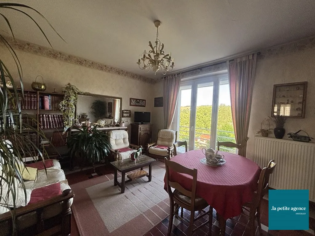 Maison de ville avec jardin et dépendance à Cours, 130 m² 
