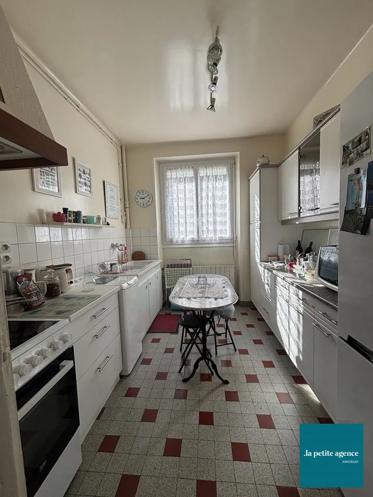 Maison de ville avec jardin et dépendance à Cours, 130 m² 