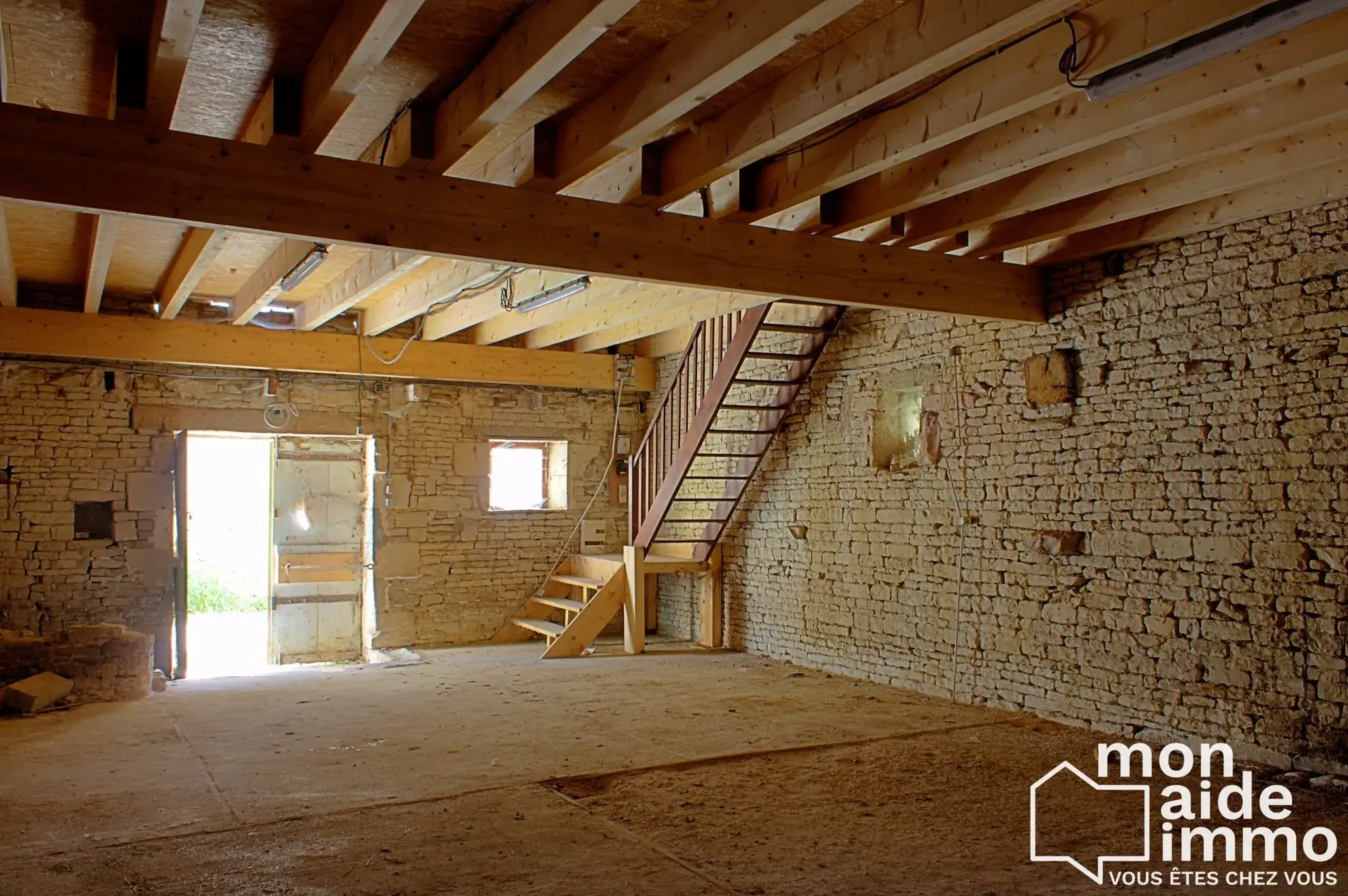 Dépendance à Arçais de 154 m² avec travaux récents - Opportunité à saisir 