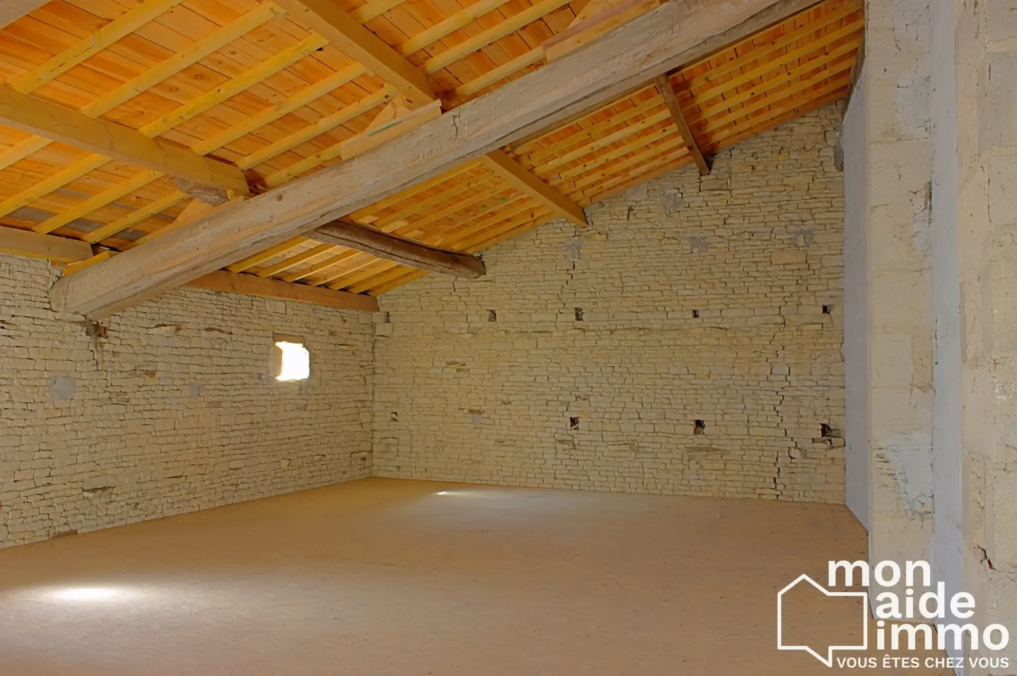Dépendance à Arçais de 154 m² avec travaux récents - Opportunité à saisir 