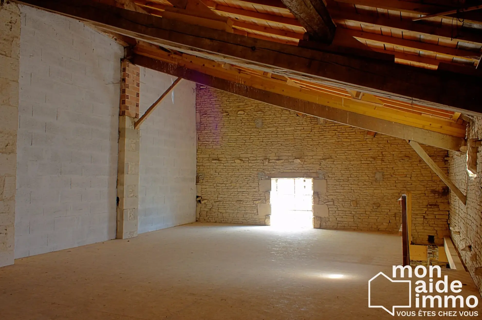 Dépendance à Arçais de 154 m² avec travaux récents - Opportunité à saisir 