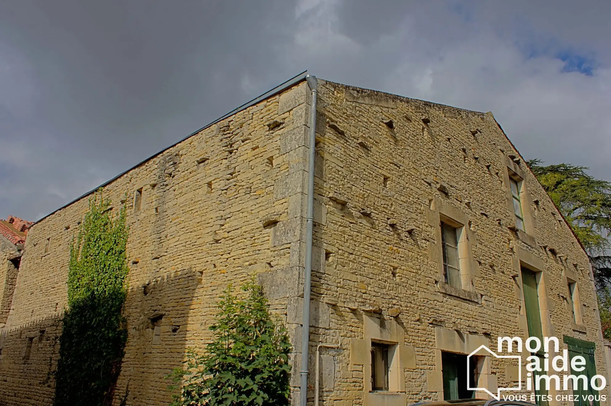 Dépendance à Arçais de 154 m² avec travaux récents - Opportunité à saisir 