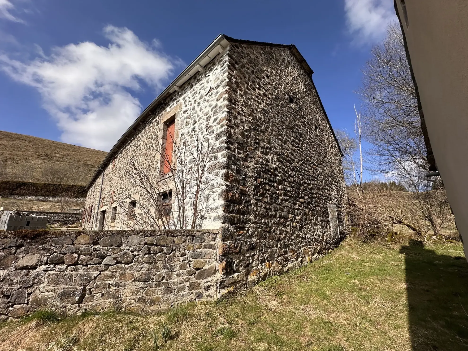 Corps de ferme à vendre à Pradiers avec potentiel de 400 m² habitables 