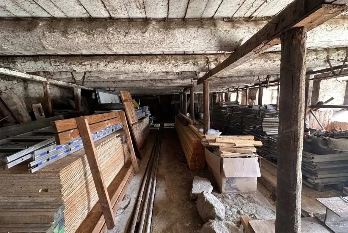 Corps de ferme à vendre à Pradiers avec potentiel de 400 m² habitables 