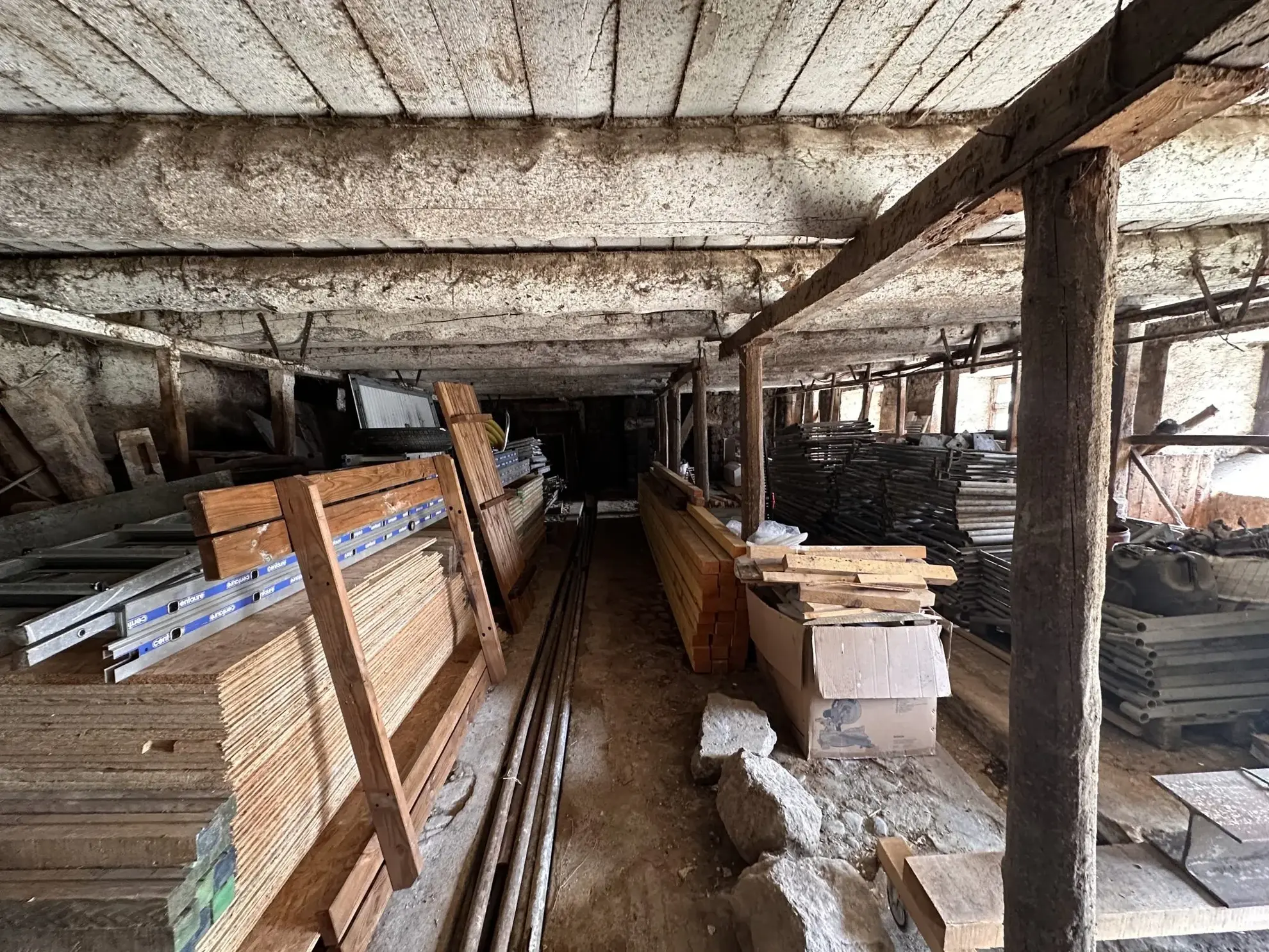 Corps de ferme à vendre à Pradiers avec potentiel de 400 m² habitables 