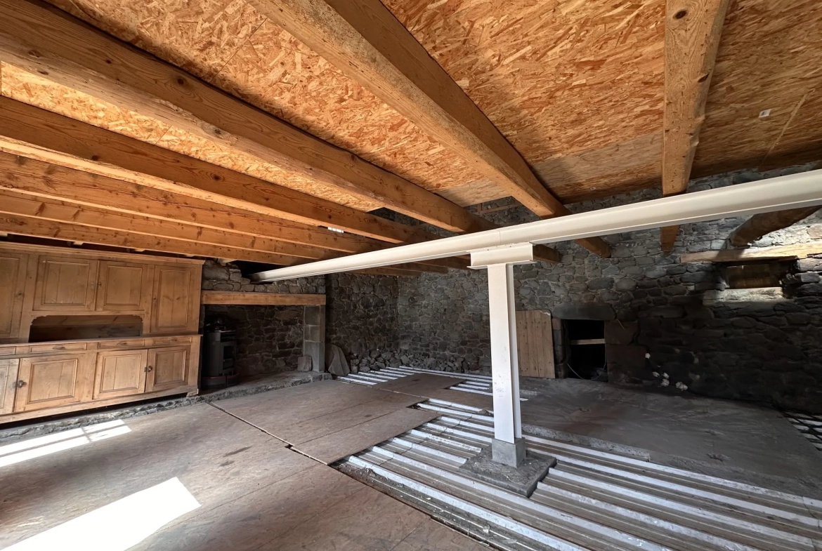 Corps de ferme à vendre à Pradiers avec potentiel de 400 m² habitables 