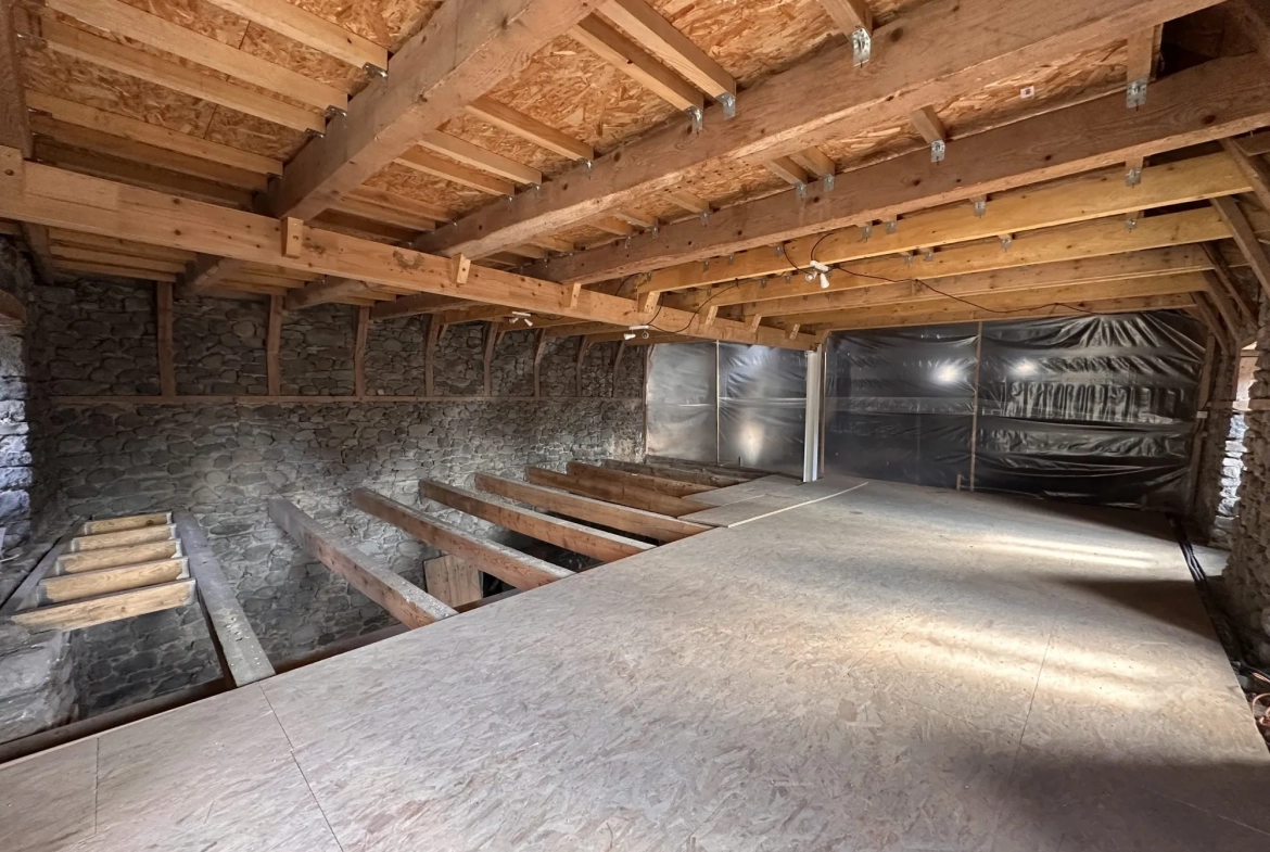 Corps de ferme à vendre à Pradiers avec potentiel de 400 m² habitables 