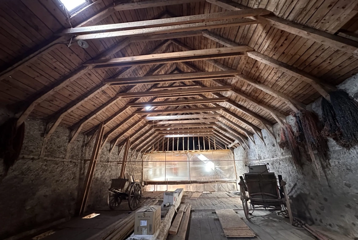 Corps de ferme à vendre à Pradiers avec potentiel de 400 m² habitables 
