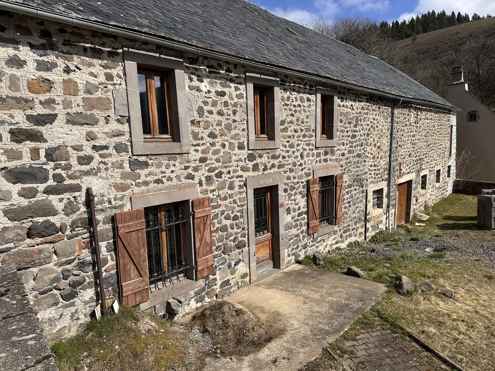 Corps de ferme à vendre à Pradiers avec potentiel de 400 m² habitables 