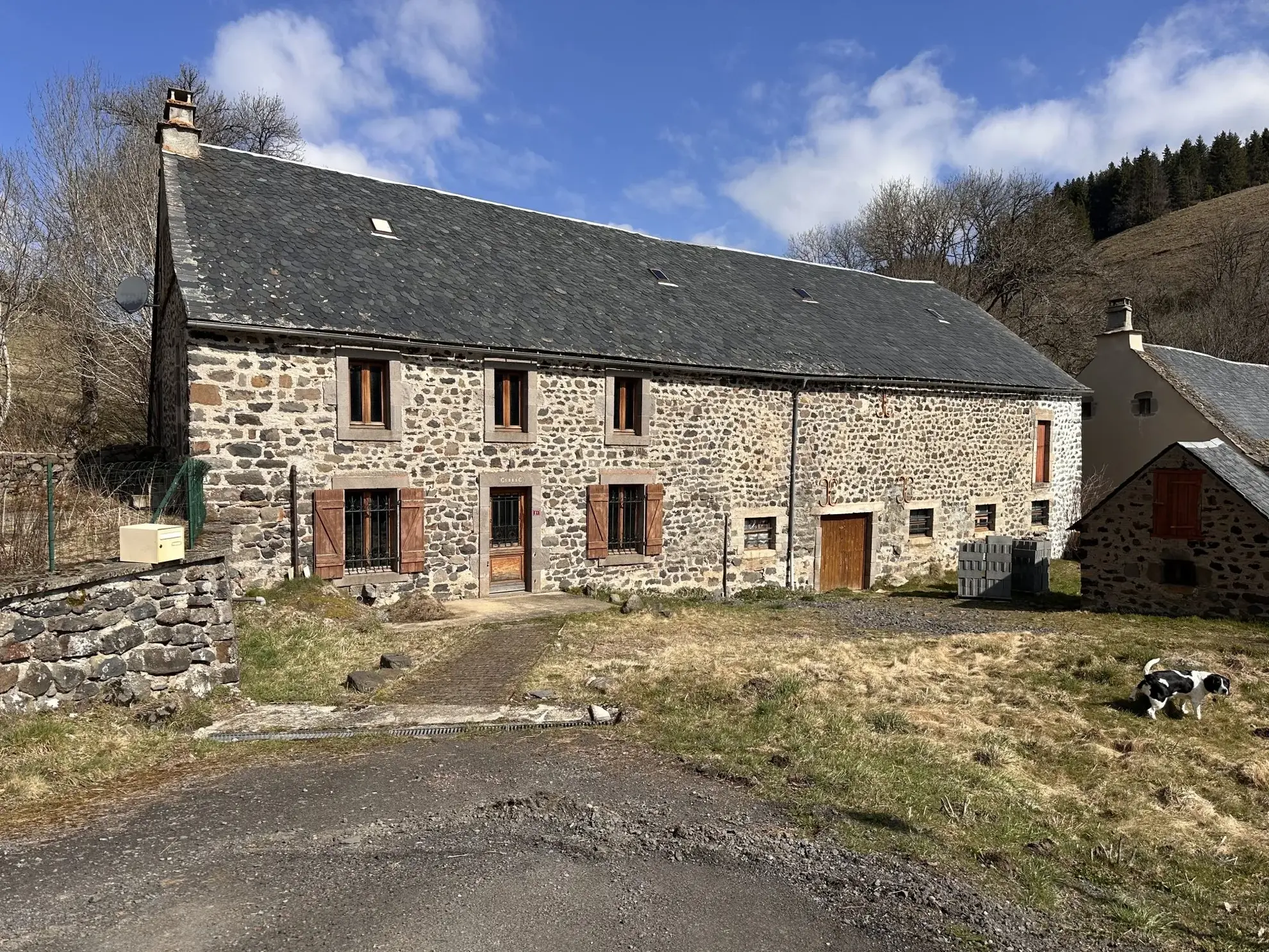 Corps de ferme à vendre à Pradiers avec potentiel de 400 m² habitables 